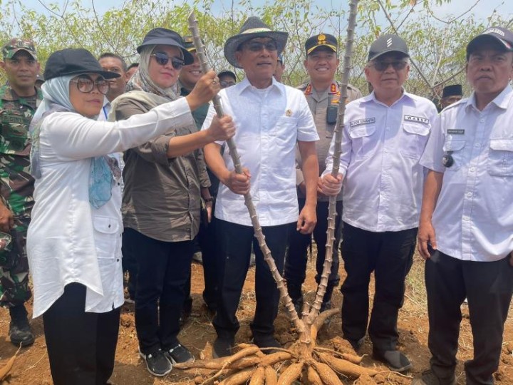 Atasi Keterbatasan Pupuk Subsidi  Moeldoko Ajak Petani Pakai Pupuk Alternatif