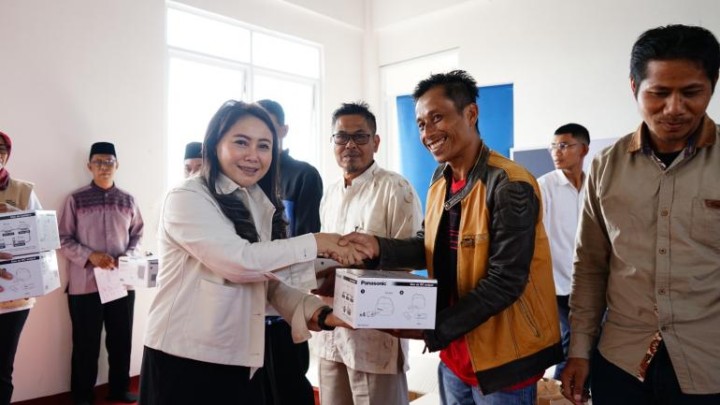 Bantu Korban Gempa Cianjur  Panasonic Gobel Donasi 200 Solar Lantern