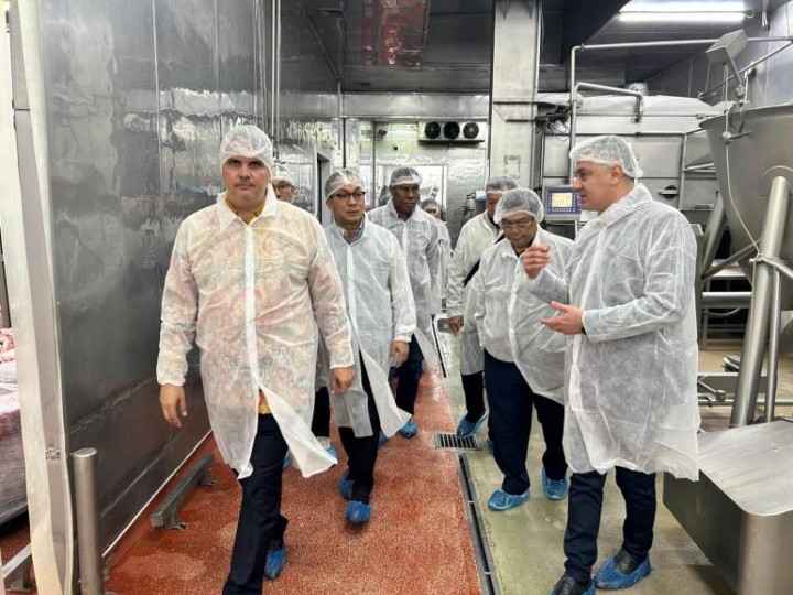 Dubes Iwan Bogananta Ajak Komisi 1 DPR RI Kunjungi Pabrik Rendang Di Bulgaria