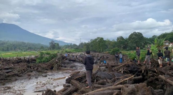 Banjir Bandang Dan Longsor Di Kabupaten Agam  19 Tewas  19 Luka Luka  2 Hilang