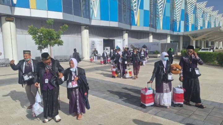 Menyala  Semangat Jemaah Lansia Asal Surabaya Menunaikan Ibadah Haji