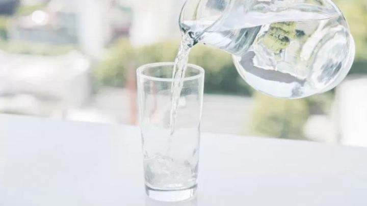 6 Tips Memenuhi Kebutuhan Cairan, Imbangi Minum Air Putih dengan Makan Buah Berikut