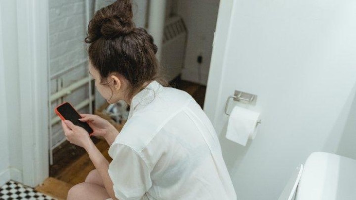 5 Penyakit Ini Mengintai Orang yang Sering Bawa HP saat BAB di Toilet