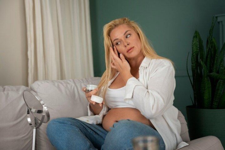 Dok, Benarkah Ibu Hamil Tidak Boleh Pakai Skincare karena Berbahaya?