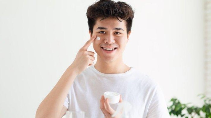 Adakah Perbedaan Cara Merawat Skin Barrier pada Pria dan Wanita? Dokter Dermatologi Menjelaskan